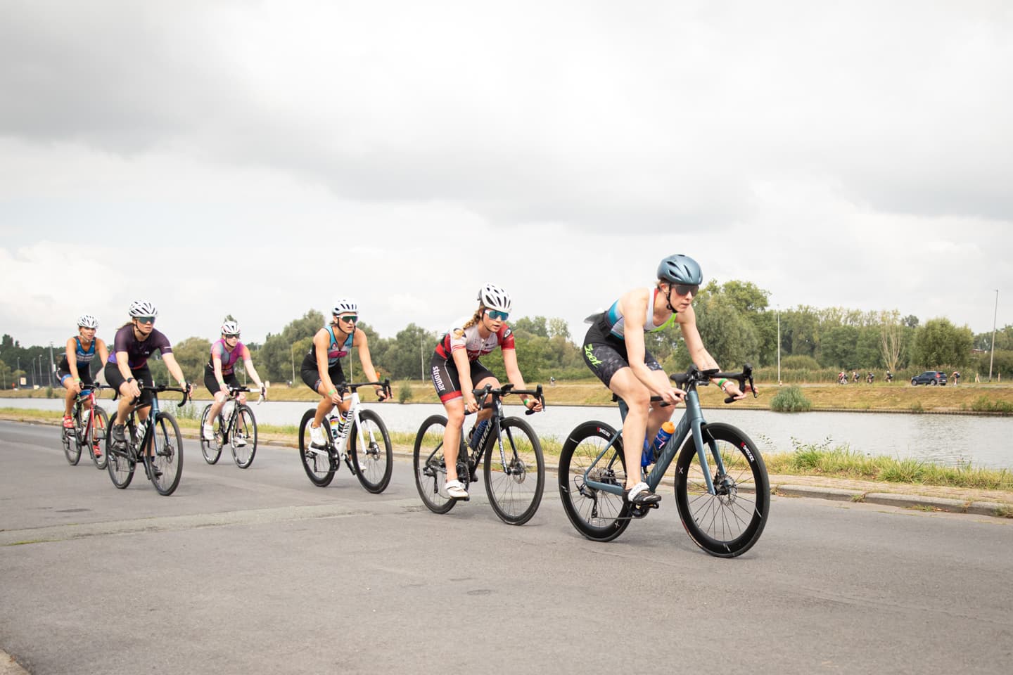 Fietsers tijdens de Thrive Mr. T. Triathlon Gent langs de Watersportbaan